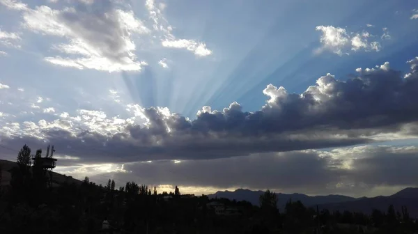 Işınları Güneş bulutların arasından fethediyorsunuz. Büyük thunderclouds. Işınları Güneş bulutların arasından güzel şafak. Gün batımında güneş.