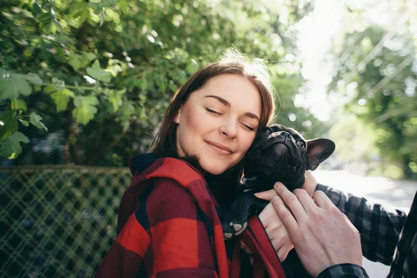 Älskande Par Med Sällskapsdjur Fransk Bulldog — Stockfoto
