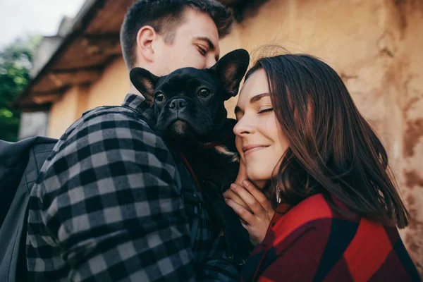 Verliefde Paar Met Huisdier Franse Bulldog — Stockfoto