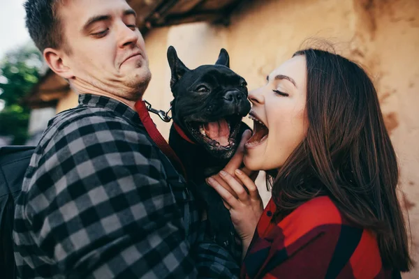Casal Amoroso Com Animal Estimação Bulldog Francês — Fotografia de Stock