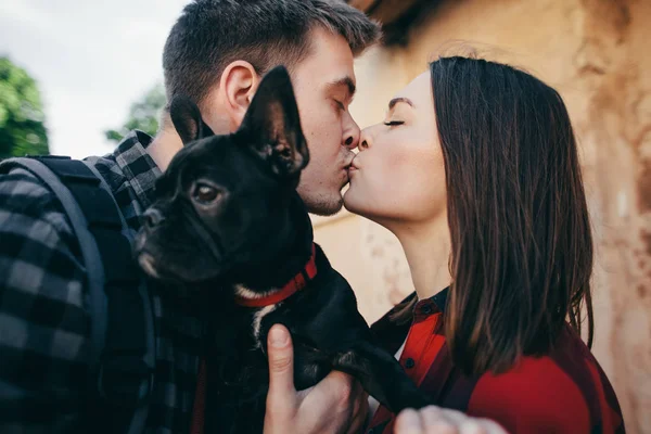 Casal Amoroso Com Animal Estimação Bulldog Francês — Fotografia de Stock