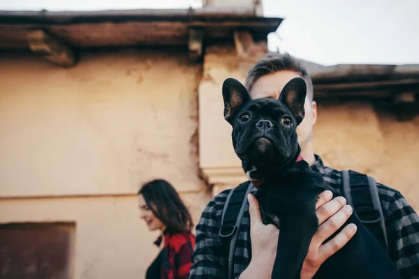 Casal Amoroso Com Animal Estimação Bulldog Francês — Fotografia de Stock