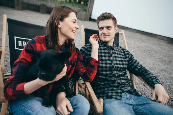 Happy Hipster Couple Bulldog Summer Vacation Stylish Family Funny Dog — Stock Photo, Image