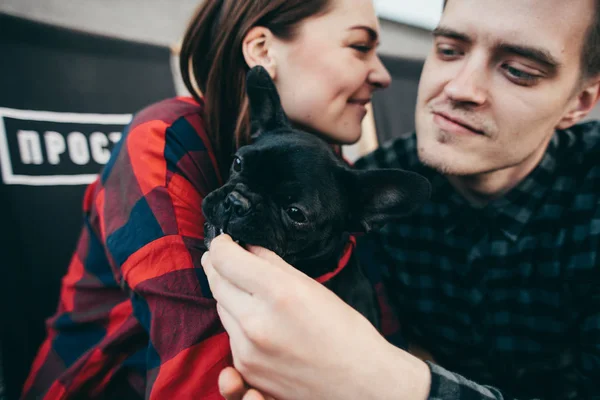 Happy Hipster Couple Bulldog Summer Vacation Stylish Family Funny Dog — Stock Photo, Image