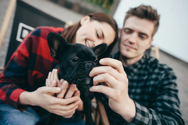 Hipster Szczęśliwa Para Bulldog Letnie Wakacje Stylowe Rodziny Zabawny Pies — Zdjęcie stockowe