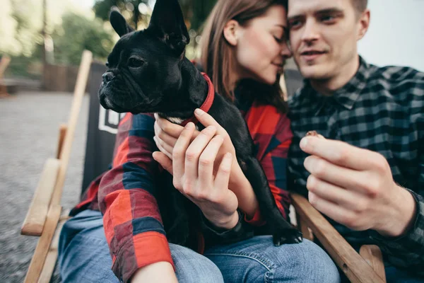 快乐的时髦夫妇与斗牛犬 时尚的家庭与有趣的狗休息 可爱的时刻 — 图库照片