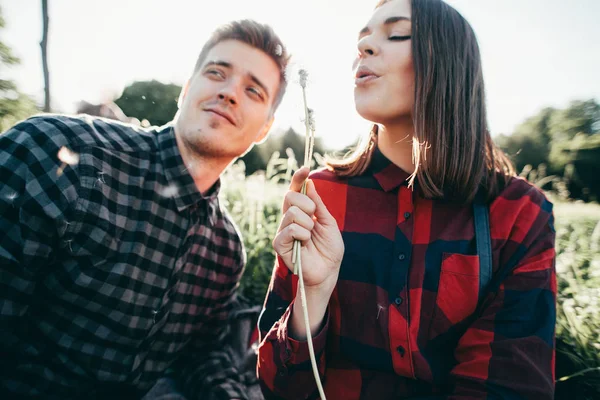 Pasangan Muda Lapangan Dandelion — Stok Foto