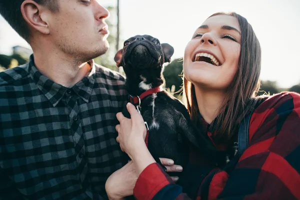 Happy Hipster Couple Bulldog Summer Vacation Stylish Family Funny Dog — Stock Photo, Image