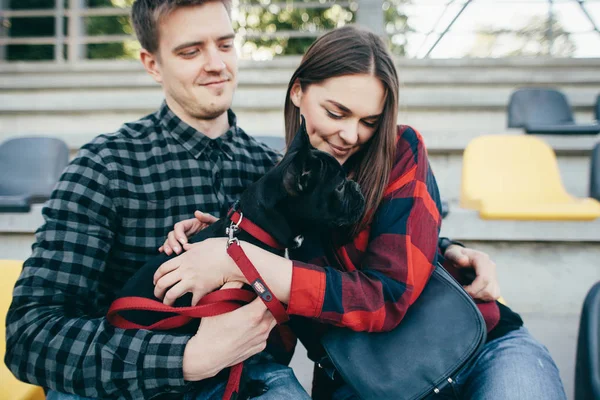 Happy Hipster Couple Bulldog Summer Vacation Stylish Family Funny Dog — Stock Photo, Image