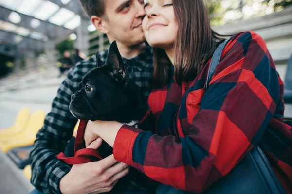 Feliz Casal Hipster Com Bulldog Férias Verão Família Elegante Com — Fotografia de Stock