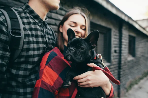 Happy Hipster Couple Bulldog Summer Vacation Stylish Family Funny Dog — Stock Photo, Image