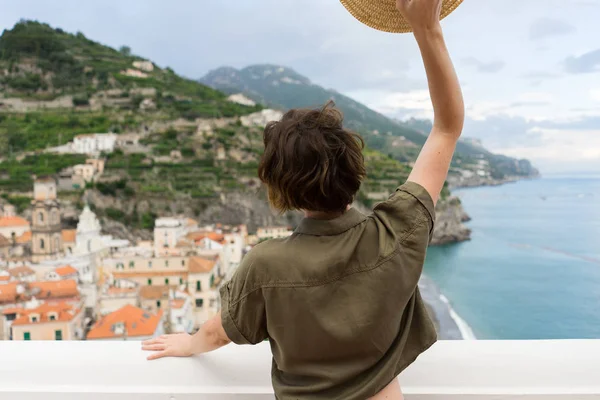 Hermosa Joven Sentada Pared Mirando Impresionante Pueblo Panorámico Costa Amalfi — Foto de Stock