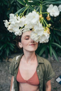 Capri, İtalya 'da hayat dolu bir çiçek yolu.