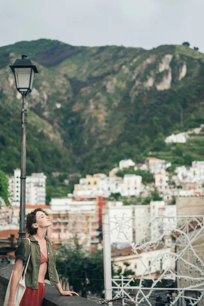 Una Linda Adolescente Encuentra Largo Una Barandilla Con Vistas Mar — Foto de Stock