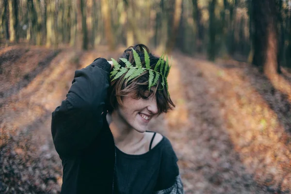 Hipster 여행자 순간의 창조적인 초상화에 나뭇잎 — 스톡 사진