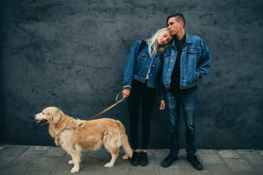 Retriever köpek ile yürüme çift