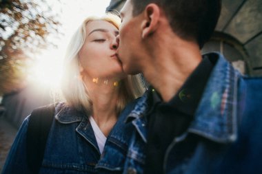 Sonbaharda genç insanlar