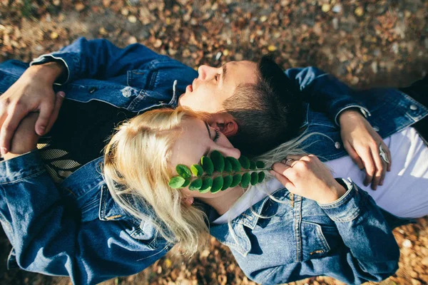 Mladých Lidí Kteří Jdou Podzim — Stock fotografie