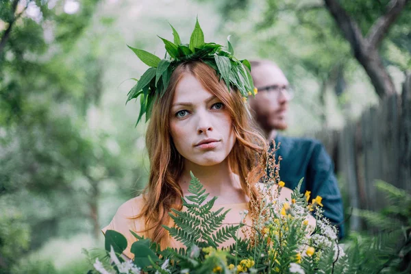庭や森でカップルと少女の肖像画 — ストック写真