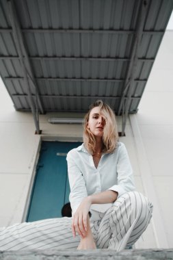 Kapının yanında poz çok gülümseyen kadın moda portre