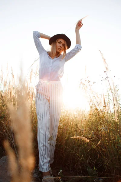 Retrato Uma Menina Bonita Campo Com Orelhas Pôr Sol Verão — Fotografia de Stock