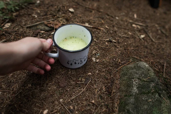 Ein Alter Emaille Tee Oder Kaffeebecher Sitzt Auf Einem Baumstumpf — Stockfoto