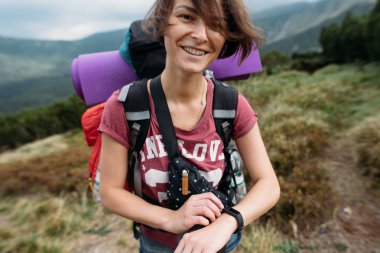 kadın kız dağlarda hiking gider