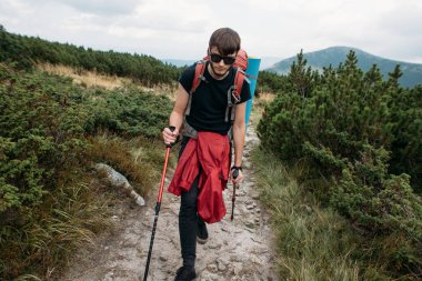 dağda sonbahar günü, onun rekreasyon vaktinizi doğa gezgin, yalnız yürüme mutlu uzun yürüyüşe çıkan kimse
