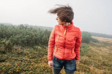 Yan görünüm portre yakışıklı erkek onun kulaklık dışında müzik dinlemek puslu doğada yürüyüş. İnsanlar, duygu ve seyahat kavramı.
