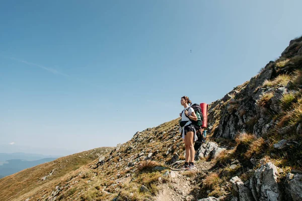 Meisje Vrouw Gaat Wandelen Bergen — Stockfoto