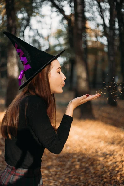 Mujer Joven Con Maquillaje Creativo Vestido Azul Claro Una Corona — Foto de Stock