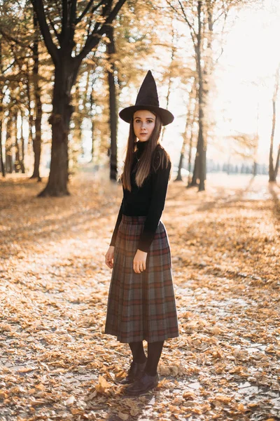 Mladé Čarodějnice Podzimním Lese — Stock fotografie