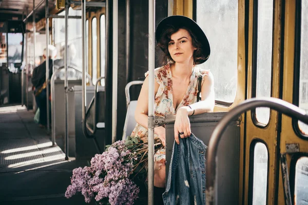 ライラックの花を持つ美しい若い女性の屋外のファッション写真 — ストック写真