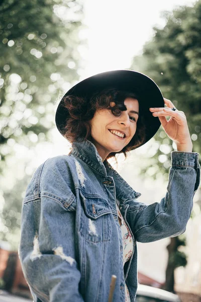 Foto Moda Livre Bela Jovem Com Flores Lilás — Fotografia de Stock