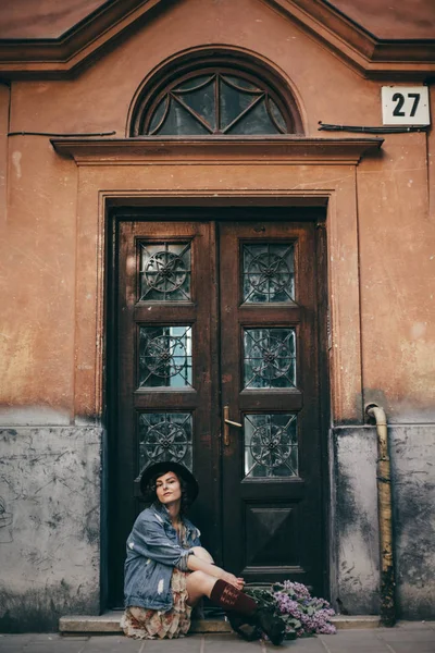 Photo Mode Plein Air Belle Jeune Femme Avec Des Fleurs — Photo