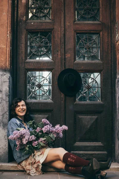 Photo Mode Plein Air Belle Jeune Femme Avec Des Fleurs — Photo