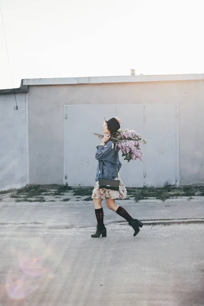 Photo Mode Plein Air Belle Jeune Femme Avec Des Fleurs — Photo