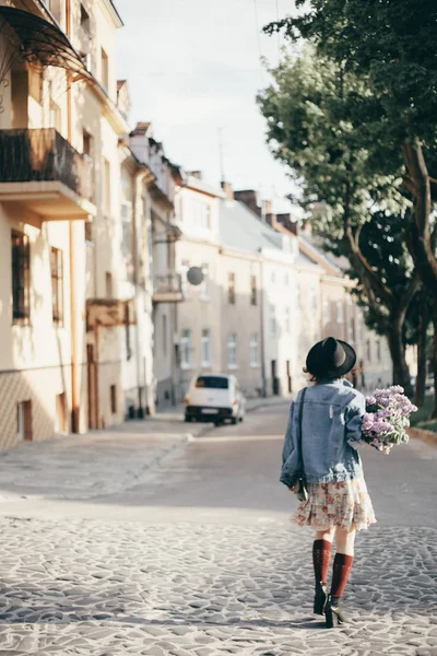 Foto Moda Aire Libre Hermosa Mujer Joven Con Flores Lila — Foto de Stock