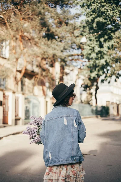 Foto Moda Aire Libre Hermosa Mujer Joven Con Flores Lila — Foto de Stock