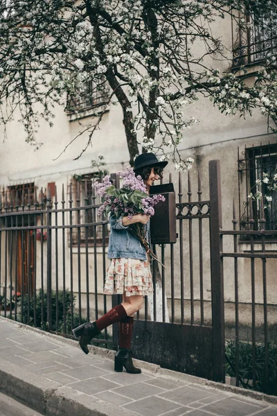 Foto Moda Aire Libre Hermosa Mujer Joven Con Flores Lila — Foto de Stock