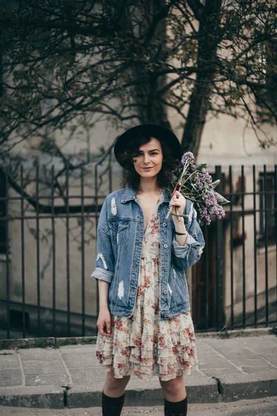 Outdoor Fashion Photo Beautiful Young Woman Flowers Lilac — Stock Photo, Image