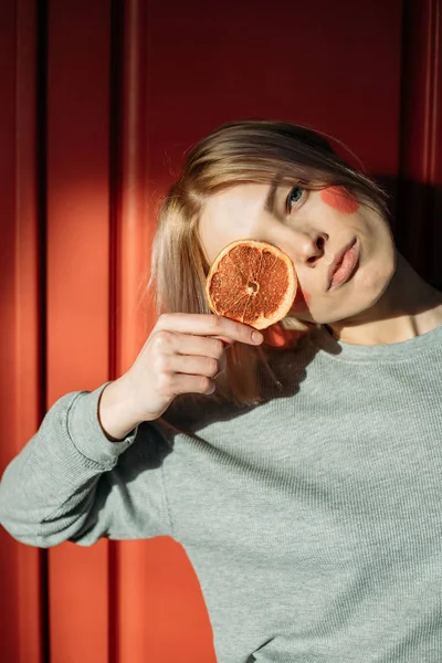 Modelo bonito em roupa interior com laranja — Fotografia de Stock