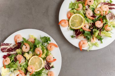 lezzetli karides salatası ve limon ile