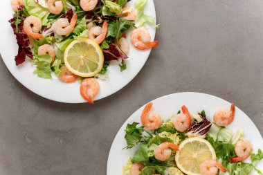 lezzetli karides salatası ve limon ile