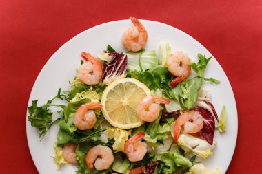 lezzetli karides salatası ve limon ile