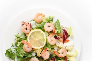 lezzetli karides salatası ve limon ile