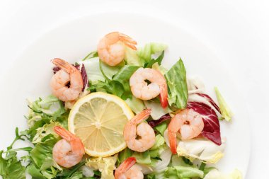 lezzetli karides salatası ve limon ile