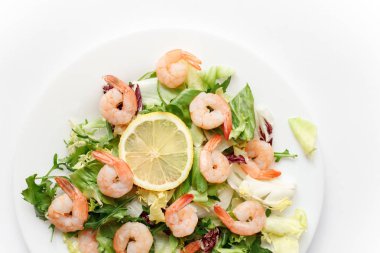 lezzetli karides salatası ve limon ile