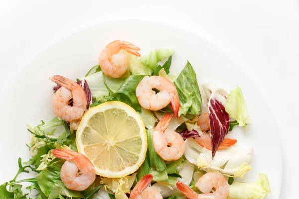 lezzetli karides salatası ve limon ile