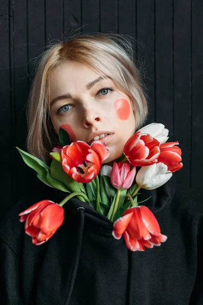Foto de arte menina bonita com flores tulipas — Fotografia de Stock